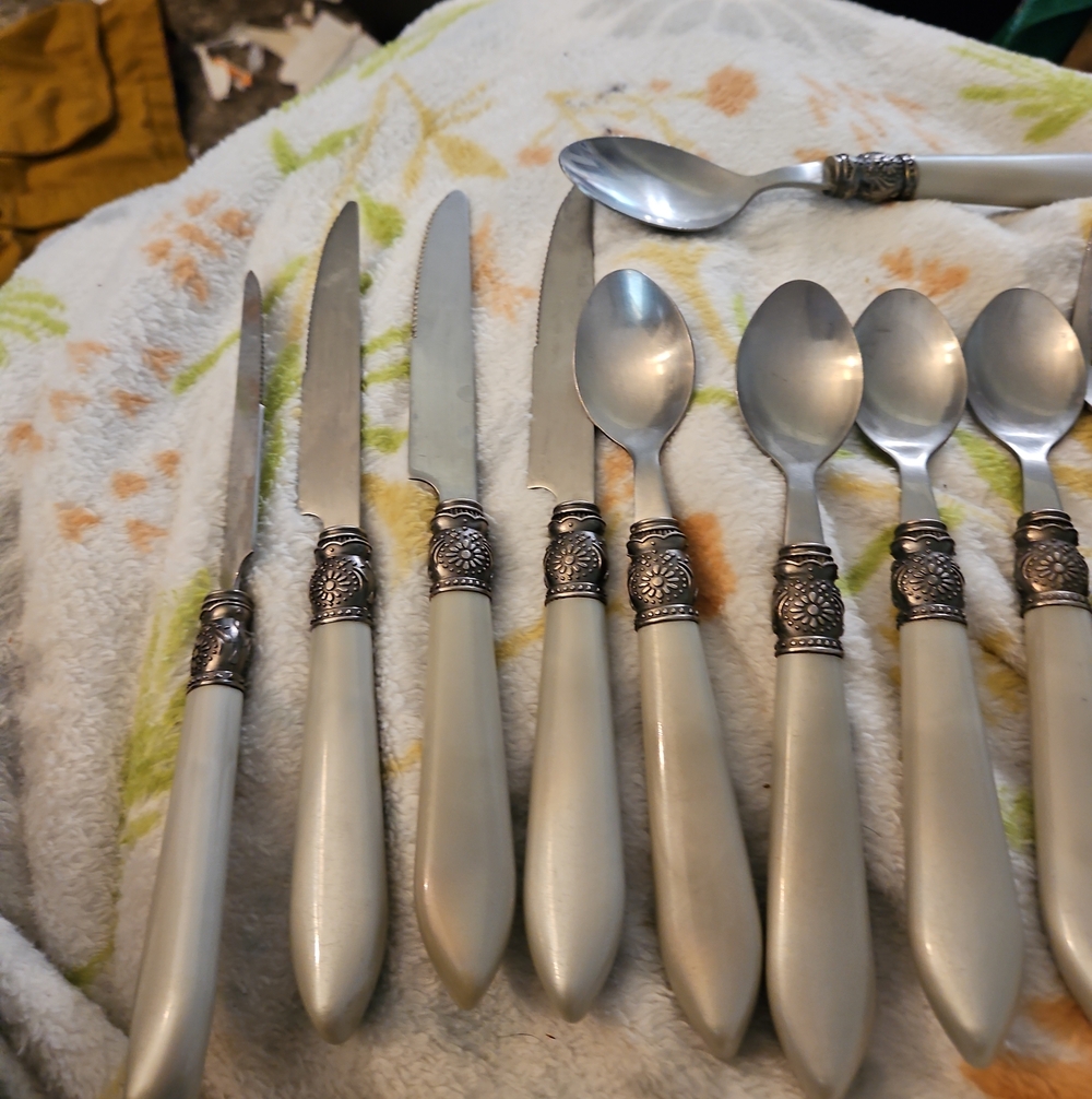 Pearl White Decorative Handle Flatware Set - 13 Piece (Knives & Spoons& Forks